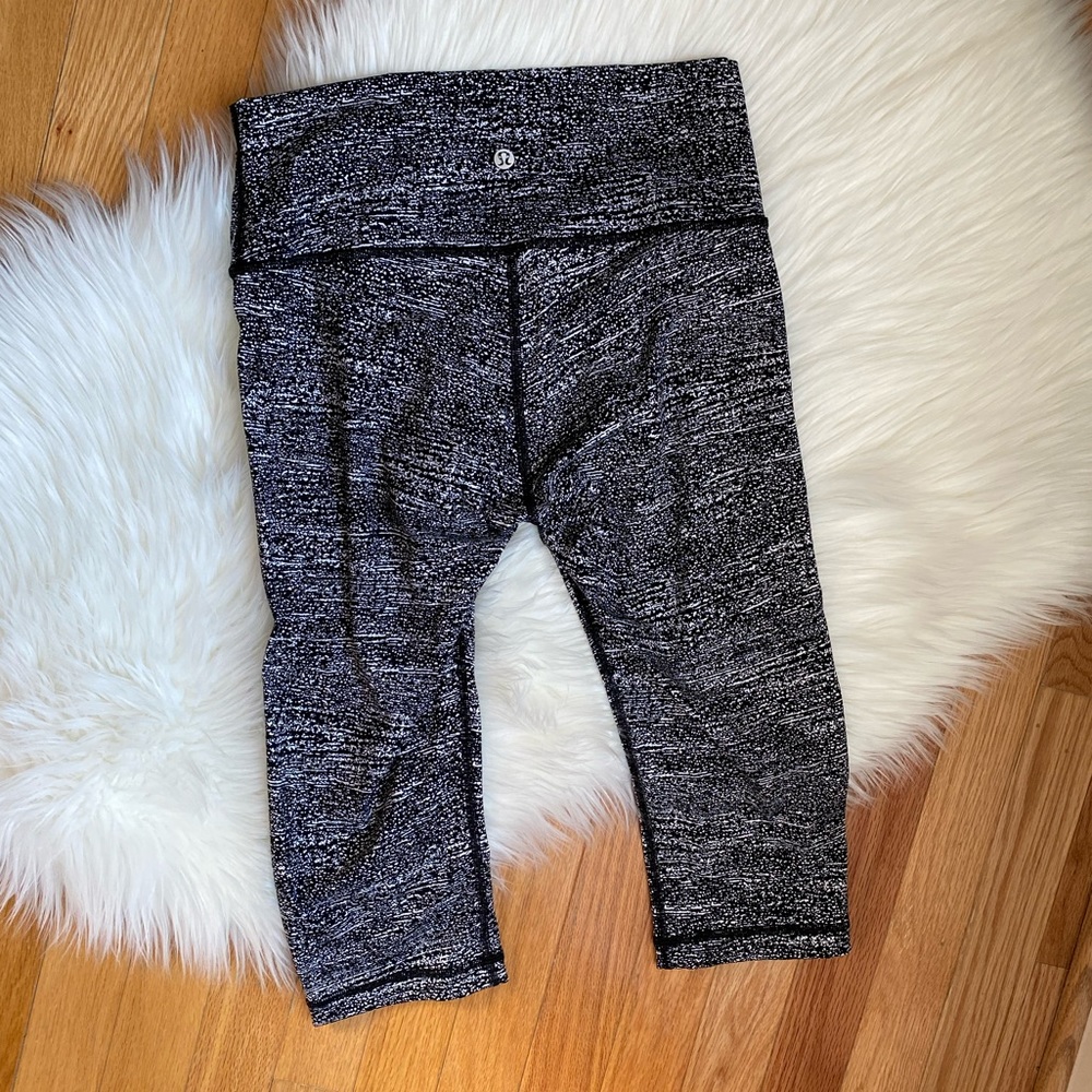 Lululemon Cropped Leggings 16” black and white